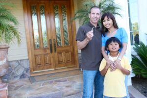 family-holding-key-to-their-new-home